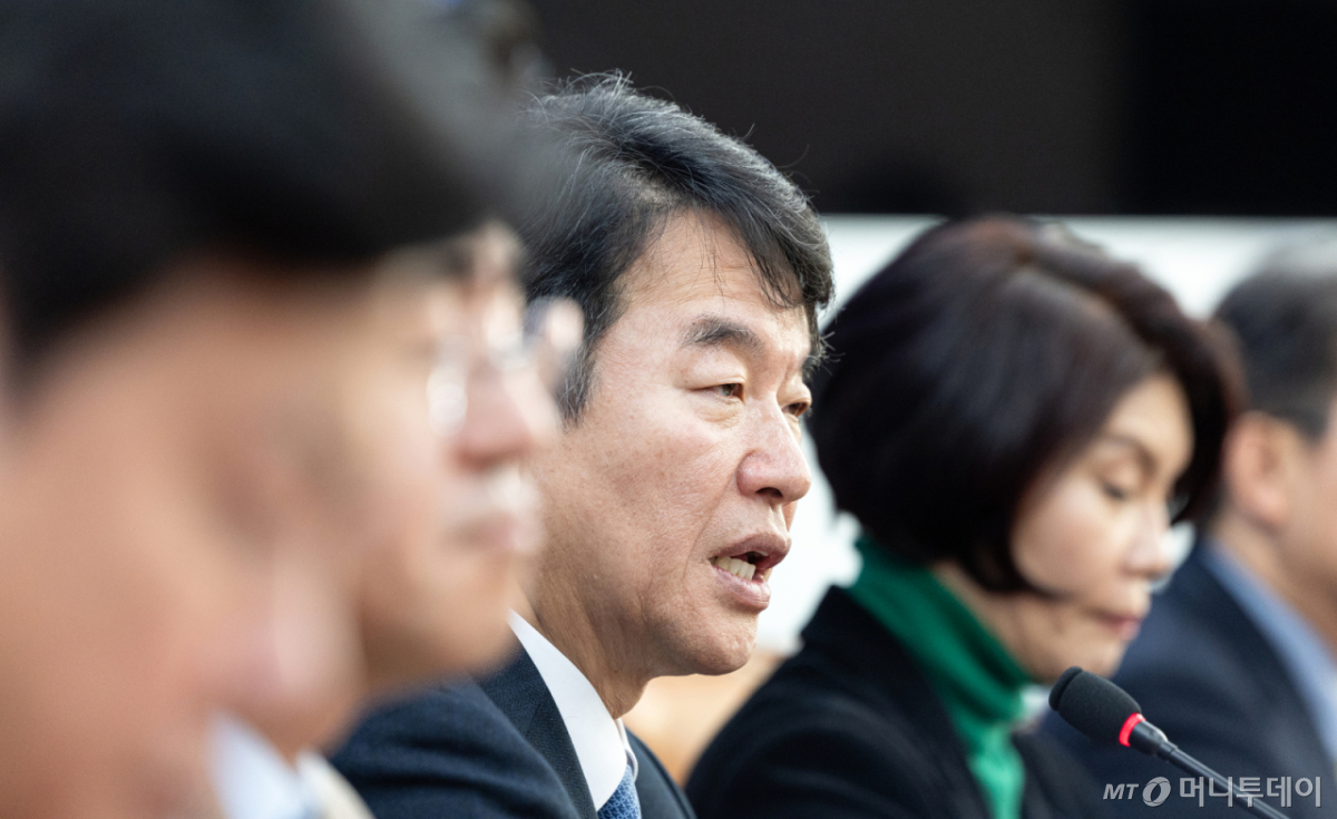 (서울=뉴스1) 이승배 기자 = 문진석 더불어민주당 원내대표 직무대행이 8일 서울 여의도 국회에서 열린 정책조정회의에서 모두발언하고 있다. 2026.1.8/뉴스1  Copyright © 뉴스1. All rights reserved. 무단 전재 및 재배포,  AI학습 이용 금지. /사진=(서울=뉴스1) 이승배 기자