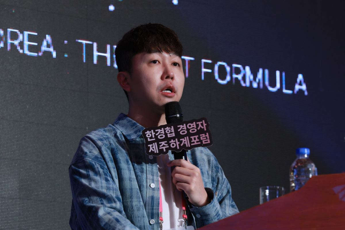 강석훈 에이블리 대표가 16일 제주도 롯데호텔에서 열린 '2026 한경협 경영자 제주하계포럼'에 참석해 '우연 없는 성장, 설계된 성공, 에이블리의 AI 성공 방정식'를 주제로 강연하고 있다. /사진=뉴스1(한경협 제공)