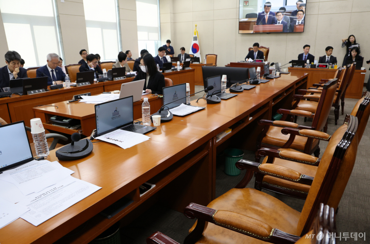 (서울=뉴스1) 박지혜 기자 = 15일 오전 서울 여의도 국회에서 열린 행정안전위원회 전체회의에서 국민의힘 의원들이 퇴장해 의원석이 텅 비어 있다. 2026.9.15/뉴스1  Copyright © 뉴스1. All rights reserved. 무단 전재 및 재배포,  AI학습 이용 금지. /사진=(서울=뉴스1) 박지혜 기자