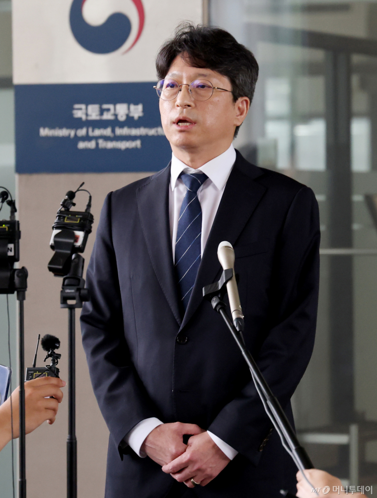 (세종=뉴스1) 김기남 기자 = 홍지선 국토교통부 장관 후보자가 31일 세종시 정부세종청사로 출근하며 취재진의 질문에 답변하고 있다. 2026.8.31/뉴스1 Copyright © 뉴스1. All rights reserved. 무단 전재 및 재배포, AI학습 이용 금지. /사진=(세종=뉴스1) 김기남 기자