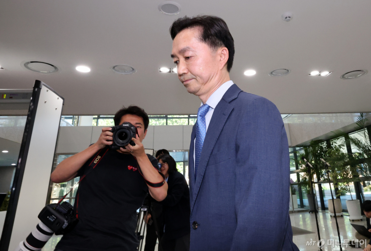 (서울=뉴스1) 박세연 기자 = 김지용 중대범죄수사청장 후보자가 14일 오후 청문회 준비 사무실이 마련된 서울 종로구 정부서울청사 창성동 별관에서 입장 발표를 마치고 들어서고 있다. 2026.9.14/뉴스1 Copyright © 뉴스1. All rights reserved. 무단 전재 및 재배포, AI학습 이용 금지. /사진=(서울=뉴스1) 박세연 기자