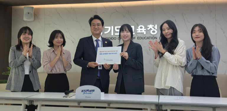 안민석 경기도교육감(가운데 왼쪽)이 15일 경기도교육청 조원청사에서 경기교사노동조합으로부터 '불합리한 학교 현장 대전환을 위한 100가지 요구'를 전달 받으며 기념촬영을 하고 있다./사진=이민호기자