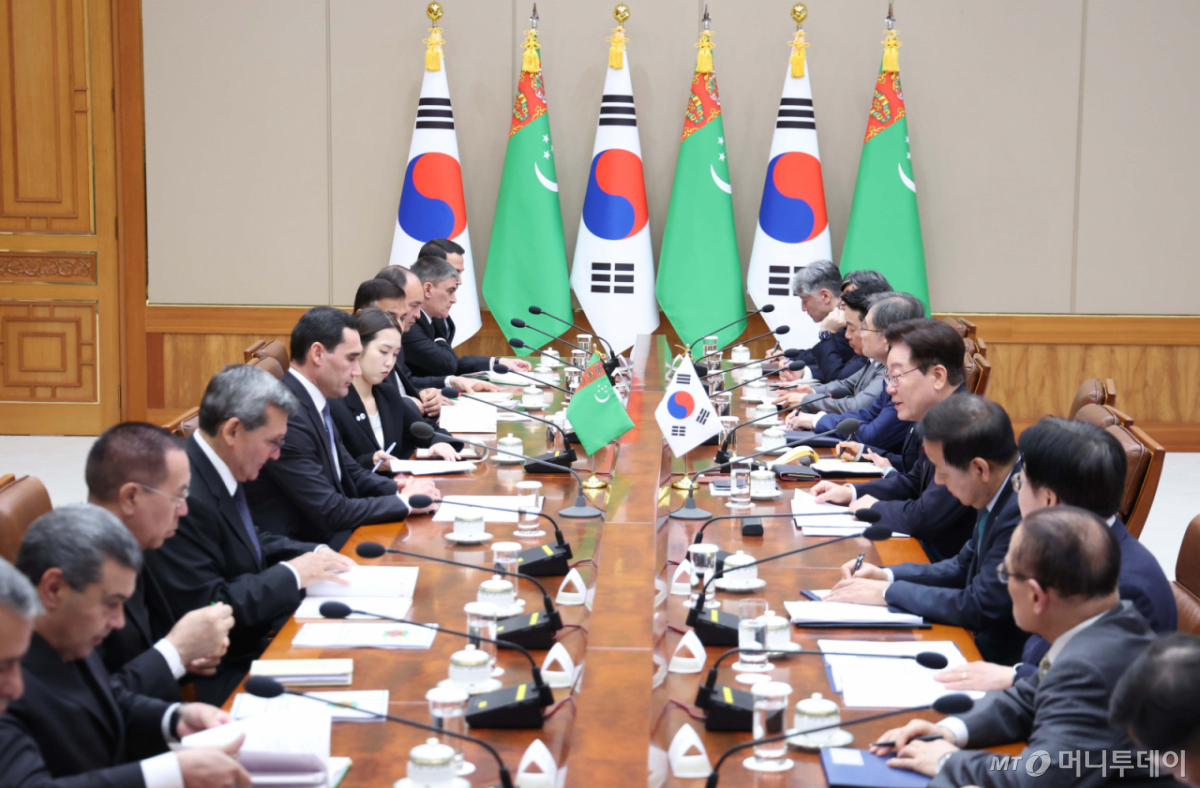 [서울=뉴시스] 김진아 기자= 이재명 대통령이 15일 청와대에서 세르다르 베르디무하메도프 투르크메니스탄 대통령과의 확대 정상회담에서 발언하고 있다. 2026.09.15. bluesoda@newsis.com /사진=조성봉