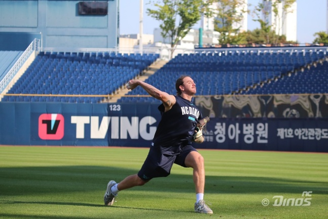NC 새 외국인 투수 마이크 클레빈저가 14일 창원NC파크에서 몸을 풀었다. /사진=NC 다이노스 제공