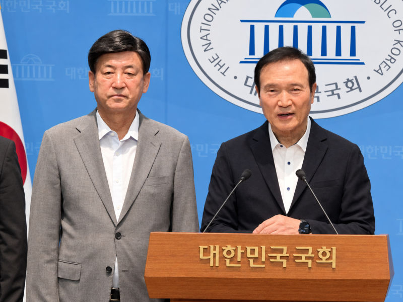 임태희 전 경기도교육감(오른쪽)이 국회에서 기자회견을 열고 '공직선거법 개정 국민동의청원'을 추진하겠다고 밝히고 있다./사진제공=임태희 전 교육감 측