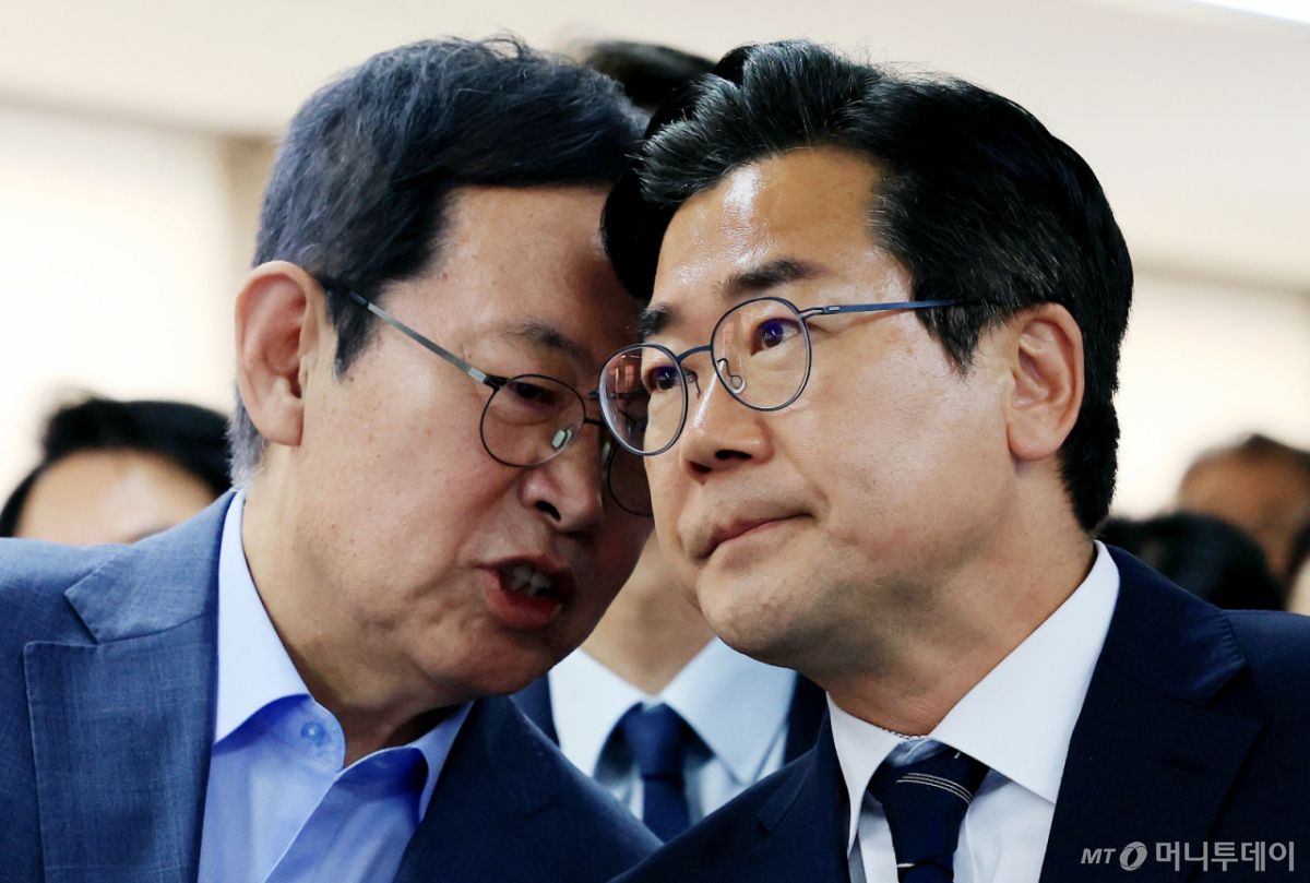 (인천=뉴스1) 이호윤 기자 = 더불어민주당 박찬대 인천시장 후보와 박남춘 총괄선대위원장이 3일 인천 미추홀구 선거사무소에서 출구조사 결과 발표를 지켜보며 대화하고 있다. 2026.6.3/뉴스1 Copyright © 뉴스1. All rights reserved. 무단 전재 및 재배포, AI학습 이용 금지. /사진=(인천=뉴스1) 이호윤 기자
