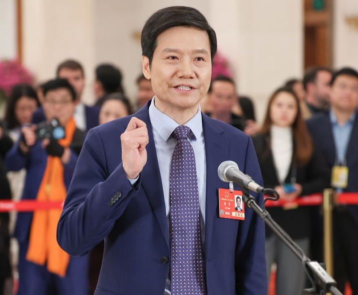 베이징=신화/뉴시스]중국 대표적인 IT기업 샤오미의 레이쥔 회장이 3일 전국인민대표대회(전인대)의 언론 집중 취재 행사인 ‘대표 통로’에서 기자들의 질문에 답하고 있다. 레이 회장은 전인대 대표 자격으로 회사는 기술 개발에 더 투자할 것이라고 밝혔다. 2025.03.05