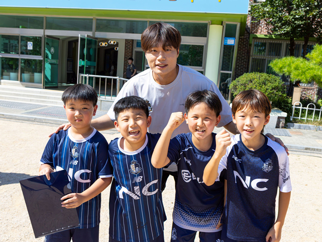 황재윤(위)과 '스마일스쿨'에 참여한 어린이들. /사진=서울 이랜드 제공