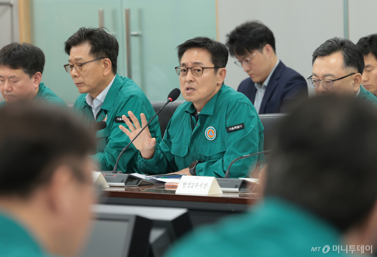 (서울=뉴스1) 권현진 기자 = 여장권 서울시 교통실장이 15일 오전 서울 중구 서울시청 기획상황실에서 열린 시내버스 파업 관련 긴급 대책회의에 참석해 발언하고 있다. 2026.9.15/뉴스1 Copyright © 뉴스1. All rights reserved. 무단 전재 및 재배포, AI학습 이용 금지. /사진=(서울=뉴스1) 권현진 기자