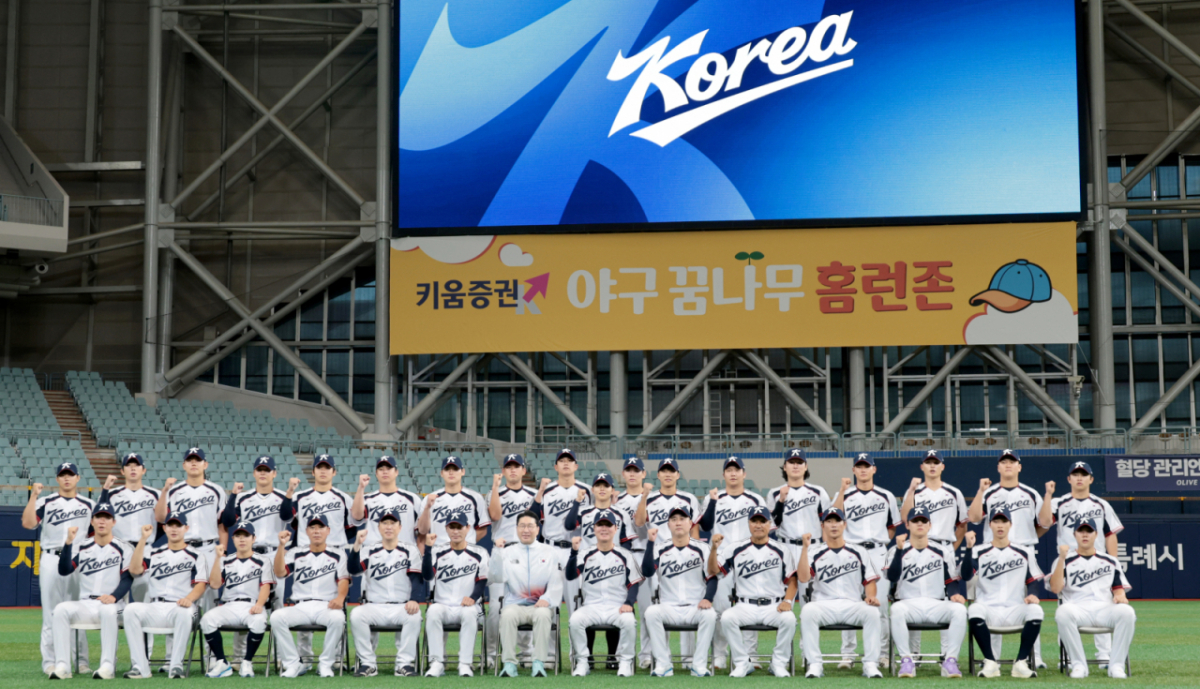 야구대표팀 류지현 감독과 선수들이 15일 고척스카이돔에서 열린 2026 아이치-나고야 아시안게임을 위한 야구대표팀 첫 훈련에에 앞서 선수단기념촬영을 하고 있다. 2026.09.15. /사진=강영조 cameratalks@