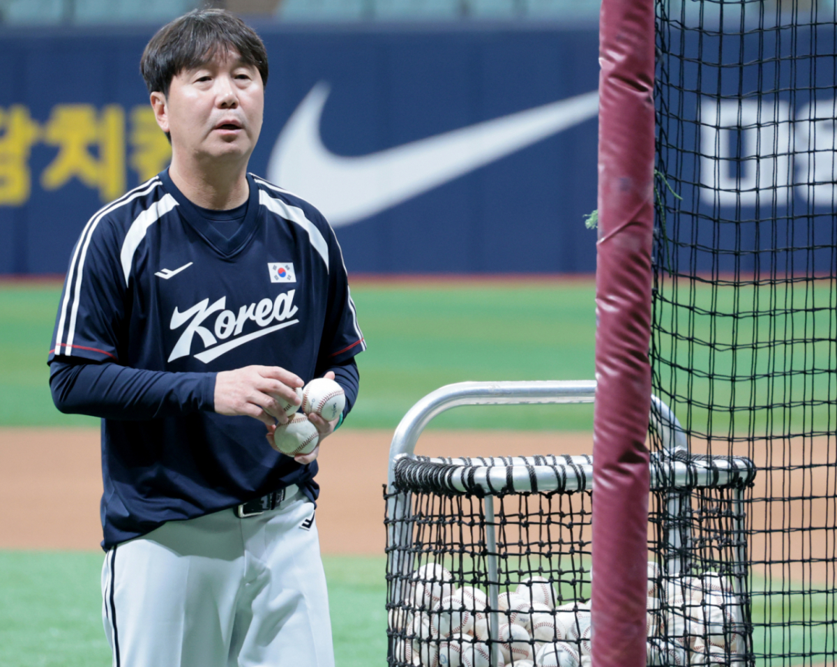 야구대표팀 류지현 감독이 15일 고척스카이돔에서 열린 2026 아이치-나고야 아시안게임을 위한 야구대표팀 첫 훈련에서 박준순과 윤동희에게 직접 타격지도와 배팅볼을 던져주고 있다. 나머지 선수들은 아직 첫훈련을 위해 그라운드로 나오지않았다. 2026.09.15. /사진=강영조 cameratalks@