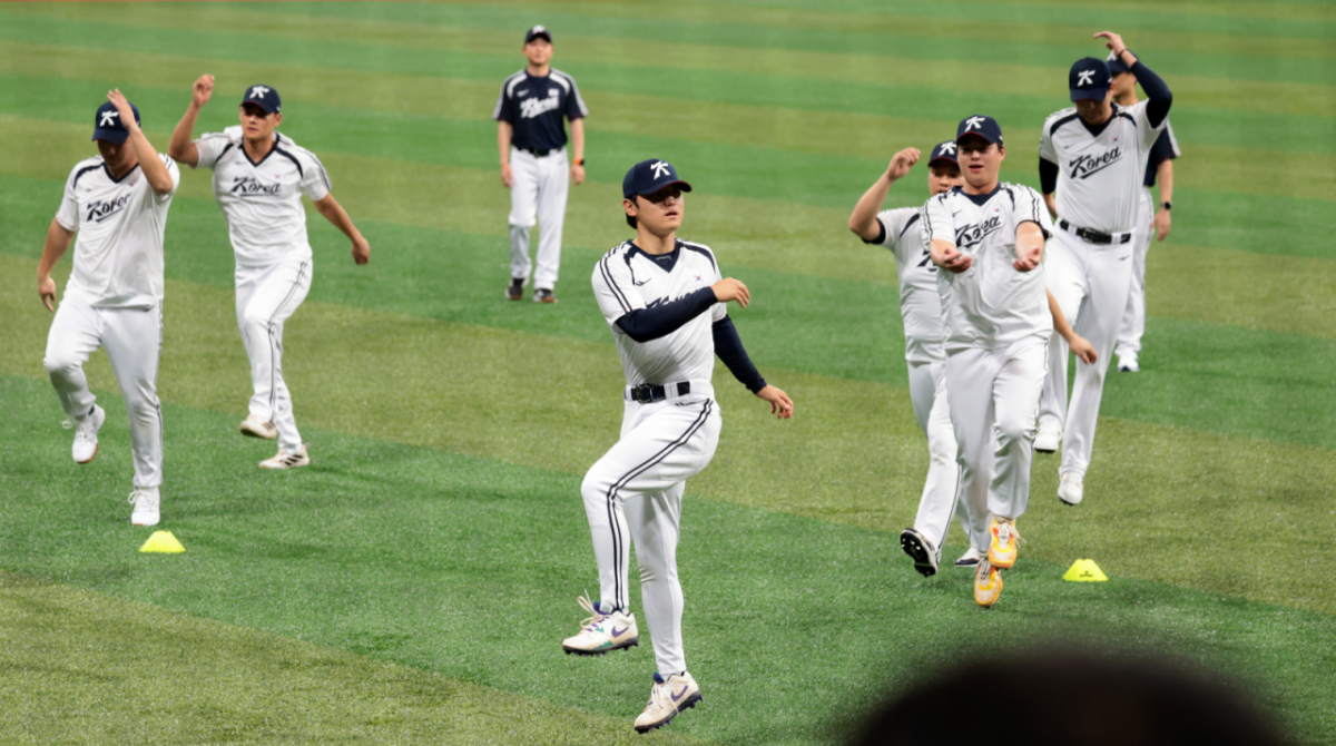 야구대표팀 김도영과 선수들이 15일 고척스카이돔에서 열린 2026 아이치-나고야 아시안게임을 위한 야구대표팀 첫 훈련에서 외야에서 몸을 풀고 있다. 2026.09.15. /사진=강영조 cameratalks@