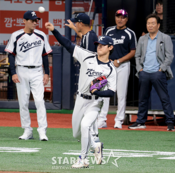 야구대표팀 김도영과 선수들이 15일 고척스카이돔에서 열린 2026 아이치-나고야 아시안게임을 위한 야구대표팀 첫 훈련에서 외야에서 몸을 풀고 있다. 2026.09.15. /사진=강영조 cameratalks@