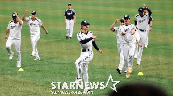 야구대표팀 김도영과 선수들이 15일 고척스카이돔에서 열린 2026 아이치-나고야 아시안게임을 위한 야구대표팀 첫 훈련에서 외야에서 몸을 풀고 있다. 2026.09.15. /사진=강영조 cameratalks@