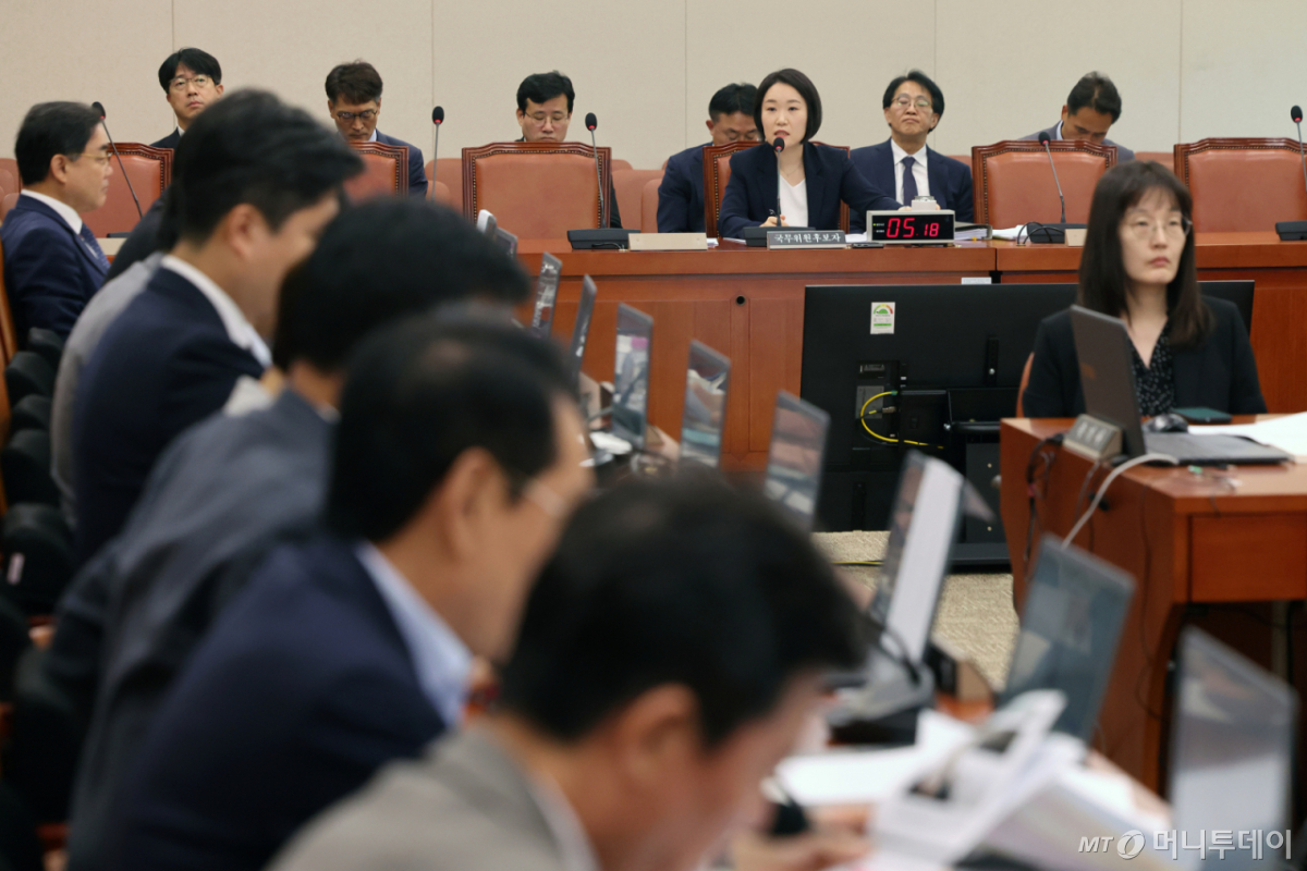 이소영 중소벤처기업부 장관 후보자가 15일 오전 서울 여의도 국회 산업통상자원중소벤처기업위원회에서 열린 인사청문회에서 의원 질의에 답하고 있다. /사진=뉴스1