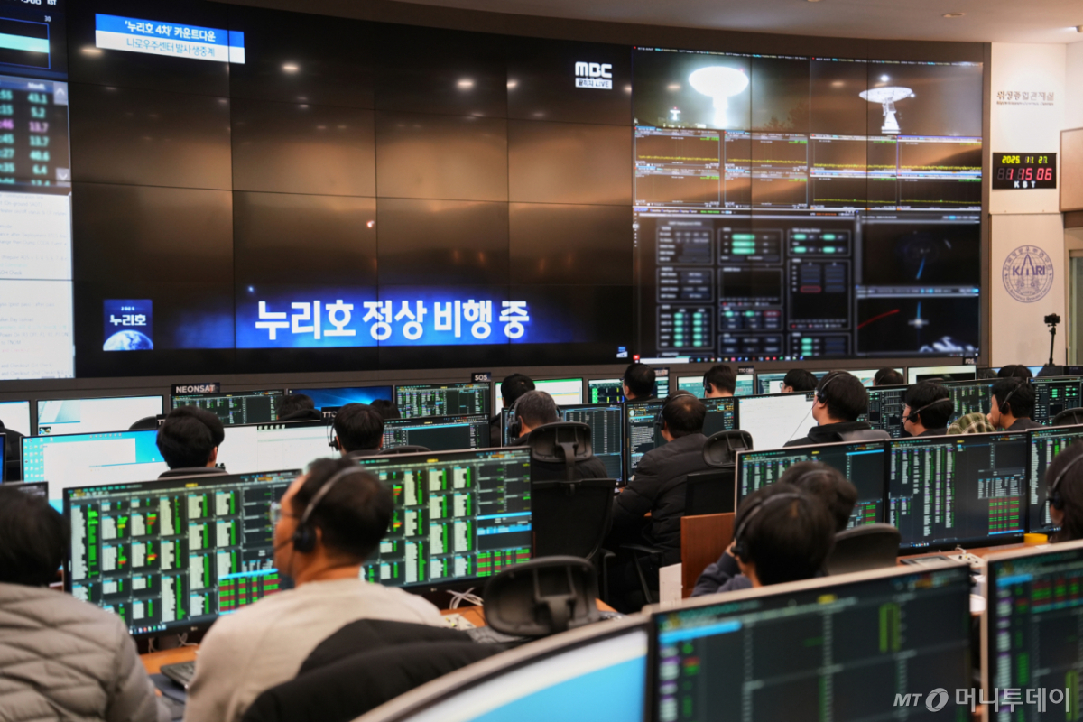 지난해 11월 27일 대전 한국항공우주연구원 위성종합관제실에서 연구진들이 누리호 주 탑재 위성인 차세대중형위성 3호 위성 관제 작업을 수행하고 있다. /사진=한국항공우주연구원