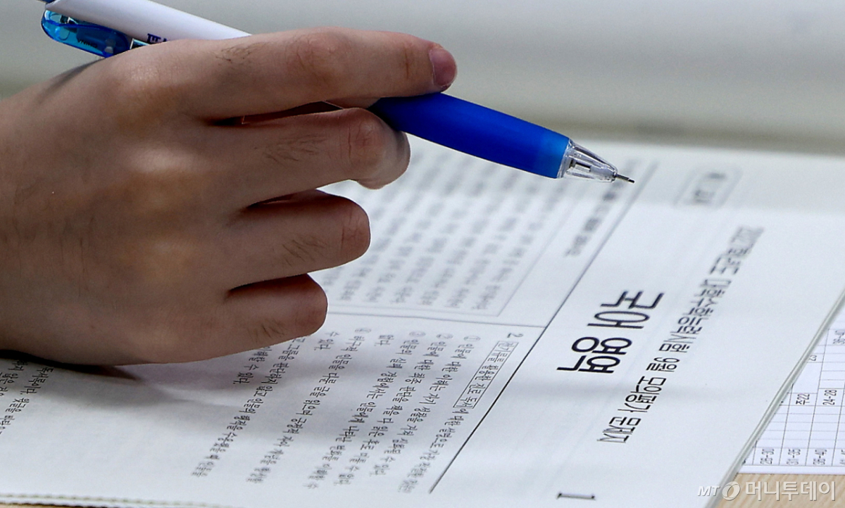 (대구=뉴스1) 공정식 기자 = 2027학년도 대학수학능력시험을 앞두고 9월 모의평가가 치러진 2일 대구 수성구 대구남산고 고3 학생들이 시험을 준비하고 있다. 2026.9.2/뉴스1 Copyright © 뉴스1. All rights reserved. 무단 전재 및 재배포, AI학습 이용 금지. /사진=(대구=뉴스1) 공정식 기자