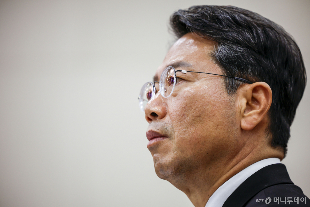 [서울=뉴시스] 정병혁 기자 = 김승원 법무부장관 후보자가 15일 서울 여의도 국회 법제사법위원회에서 열린 인사청문회에서 의원들을 바라보고 있다. 2026.09.15. jhope@newsis.com /사진=정병혁