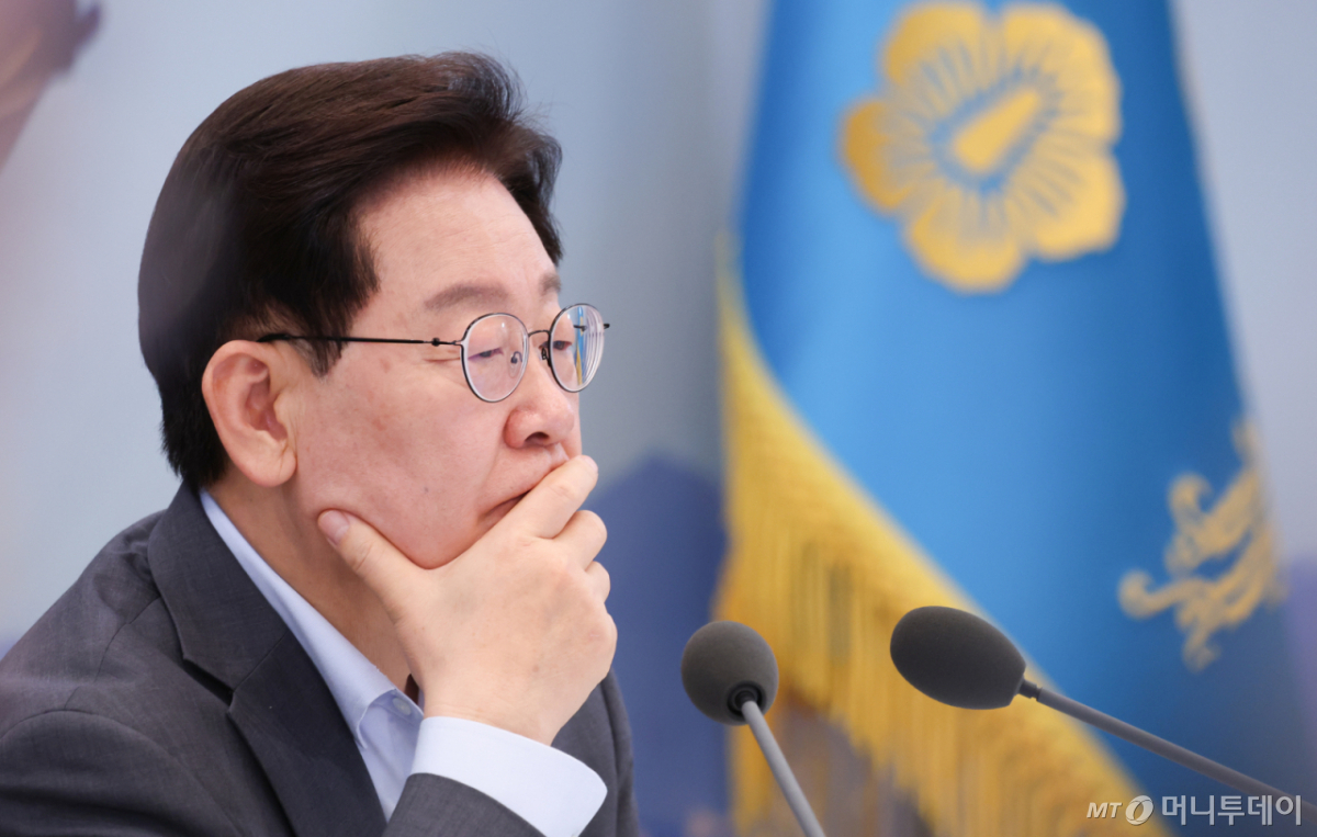 (서울=뉴스1) 허경 기자 = 이재명 대통령이 5일 청와대 영빈관에서 열린 행정안전부, 법무부, 국무조정실, 법제처, 인사혁신처 2차 업무보고에서 생각에 잠겨 있다.  (청와대통신사진기자단) 2026.8.5/뉴스1  Copyright © 뉴스1. All rights reserved. 무단 전재 및 재배포,  AI학습 이용 금지. /사진=(서울=뉴스1) 허경 기자