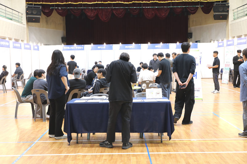 충북보건과학대에서 열린 '지역 우수기업과 함께하는 취업박람회' 모습./사진제공=충북보과대
