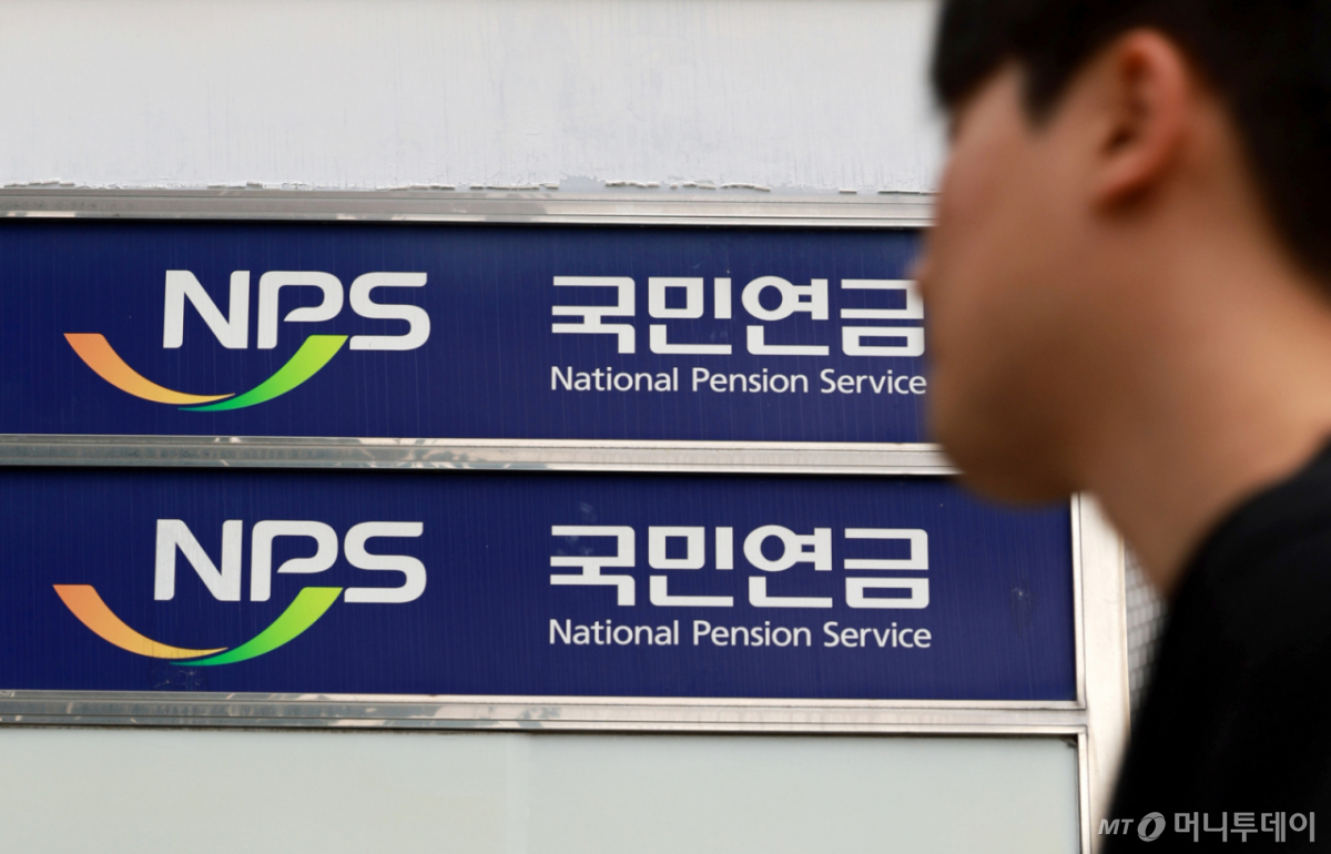 (서울=뉴스1) 이호윤 기자 = 과거에 내지 못했던 국민연금 보험료를 나중에 한꺼번에 내고 가입 기간을 늘리는 추후납부, 이른바 추납 신청이 최근 2년 사이 3배 가까이 급증한 것으로 나타났다. 10일 국민연금공단에 따르면 추가 납부 신청 건수는 지난 2023년 8만 7644건에서 2025년에는 24만 4329건으로 2년 만에 약 2.8배 증가했다. 올해도 상반기에만 이미 10만 6838건이 접수되며 신청 건수가 가파르게 오르고 있다. 사진은 이날 서울 동대문구에 위치한 국민연금공단의 모습. 2026.9.10/뉴스1 Copyright © 뉴스1. All rights reserved. 무단 전재 및 재배포, AI학습 이용 금지. /사진=(서울=뉴스1) 이호윤 기자