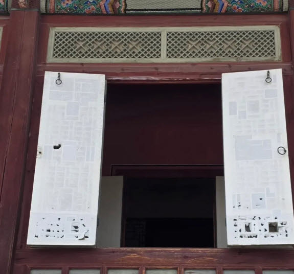 경복궁관리소 측은 창호지에 난 구멍의 약 60%를 관람객이 낸 것으로 보고 있다. 건물 안에 갇힌 새가 쪼아서 생긴 구멍도 있지만, 상당수는 관람객의 훼손이라는 설명이다./사진=엑스 캡처