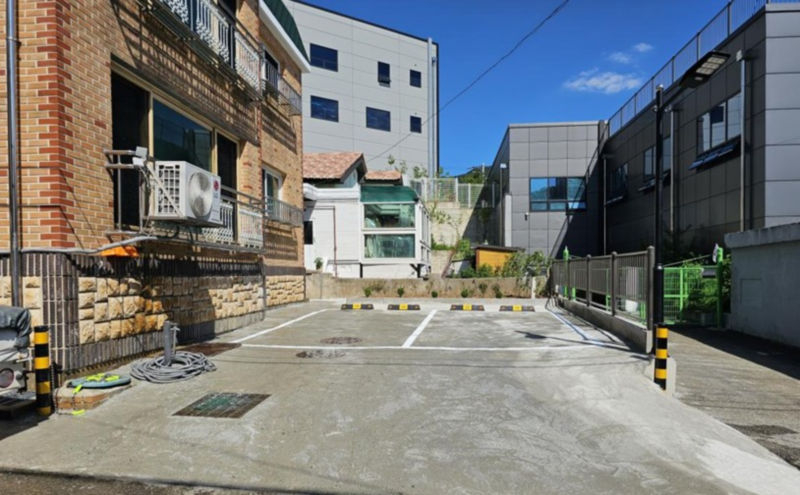 '내 집 안 주차장 설치 보조금 지원사업' 참여 주택의 조성 후 모습./사진제공=안산시