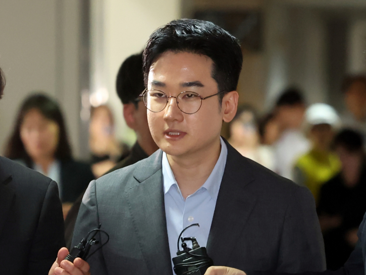 6·3 지방선거 당시 '음료 투척' 자작극을 벌인 혐의를 받는 정이한 전 개혁신당 부산시장 후보가 지난 7월 8일 구속 전 피의자 심문(영장실질심사)에 출석하기 위해 부산 연제구 부산지방법원 법정으로 이동하던 모습./사진=뉴시스