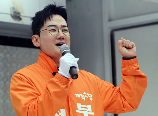 정이한 전 개혁신당 부산시장 후보가제9회 전국동시지방선거 공식 선거운동 첫날인 지난 5월 21일 부산 연제구 연산교차로에서 시민들에게 지지를 호소하던 모습/사진=뉴시스