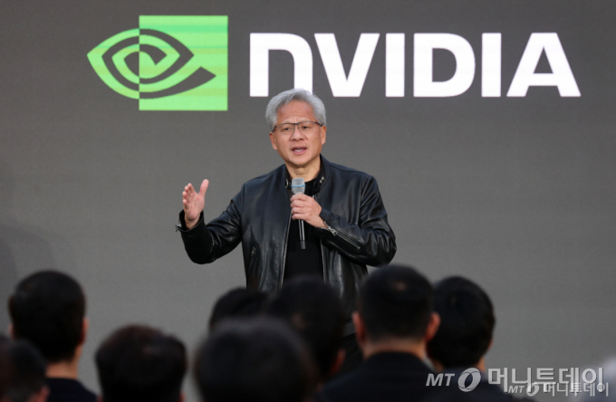 젠슨 황 엔비디아 최고경영자(CEO)가 지난 6월 8일 서울 중구 신라호텔에서 열린 '엔비디아 코리아 AI 에코시스템 리셉션'에서 연설을 하고 있다/사진=공동취재 /사진=이영환