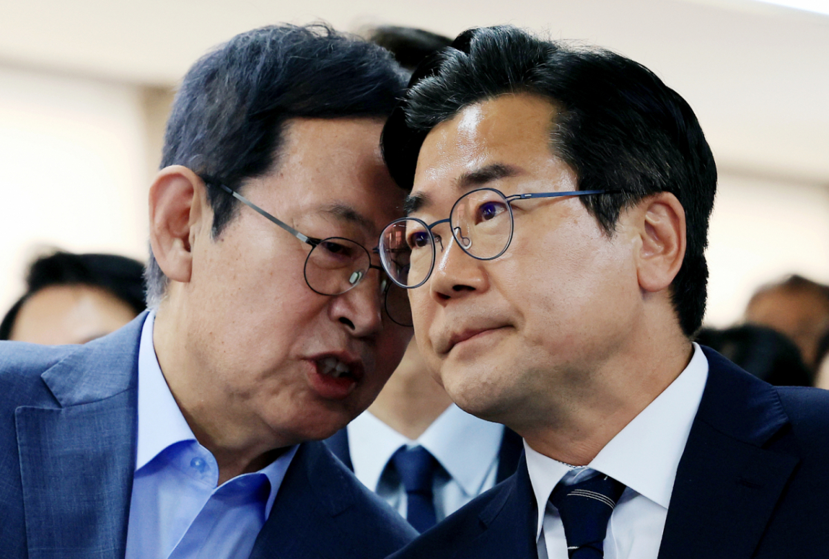 더불어민주당 박찬대 인천시장 후보와 박남춘 총괄선대위원장이 3일 인천 미추홀구 선거사무소에서 출구조사 결과 발표를 지켜보며 대화하고 있다. /인천=뉴스1 /사진=(인천=뉴스1) 이호윤 기자