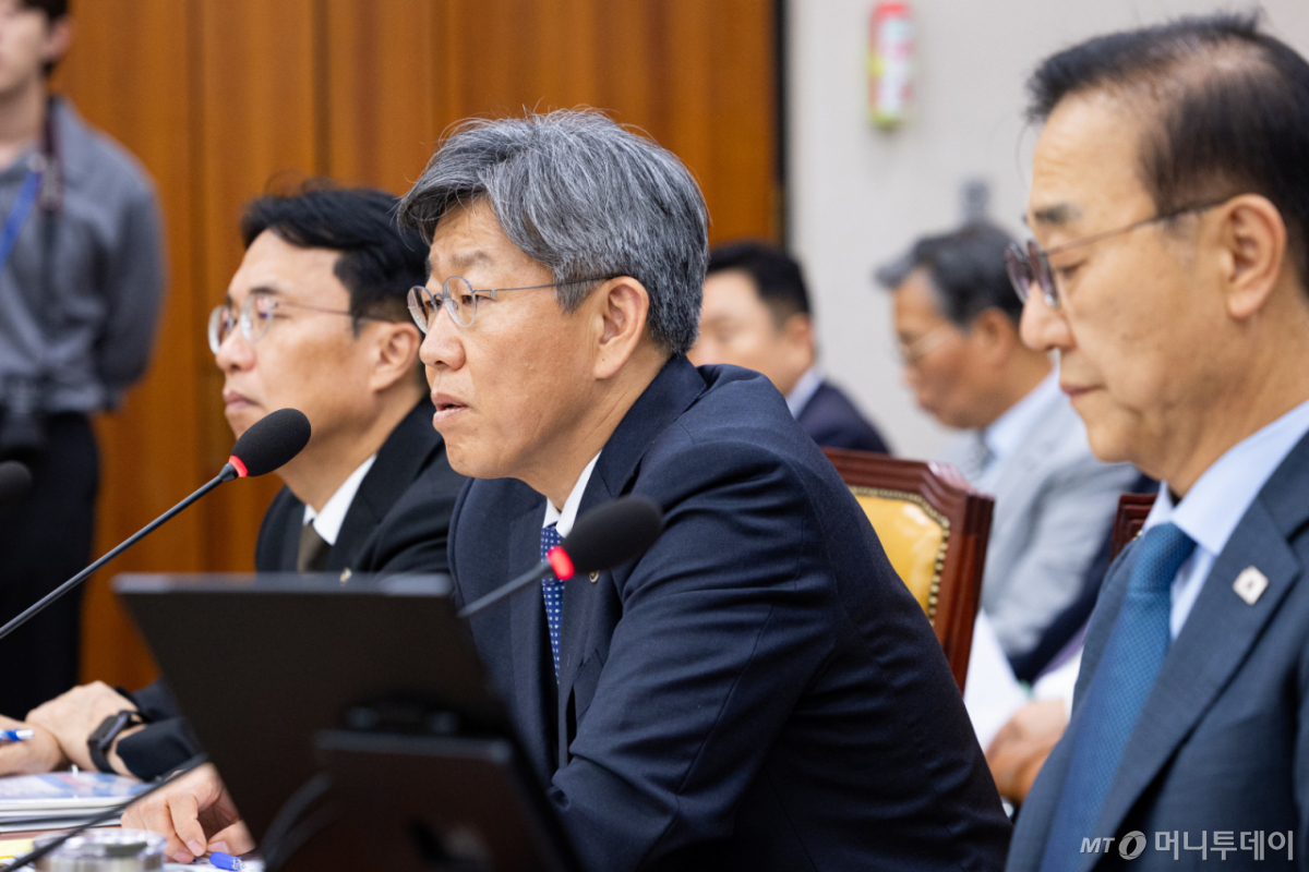 김이탁 국토교통부 1차관이 11일 서울 여의도 국회에서 열린 제438회 국회(임시회) 국토교통위원회 제1차 전체회의에 출석해 의원 질의에 답하고 있다. /사진=뉴스1 /사진=(서울=뉴스1) 유승관 기자