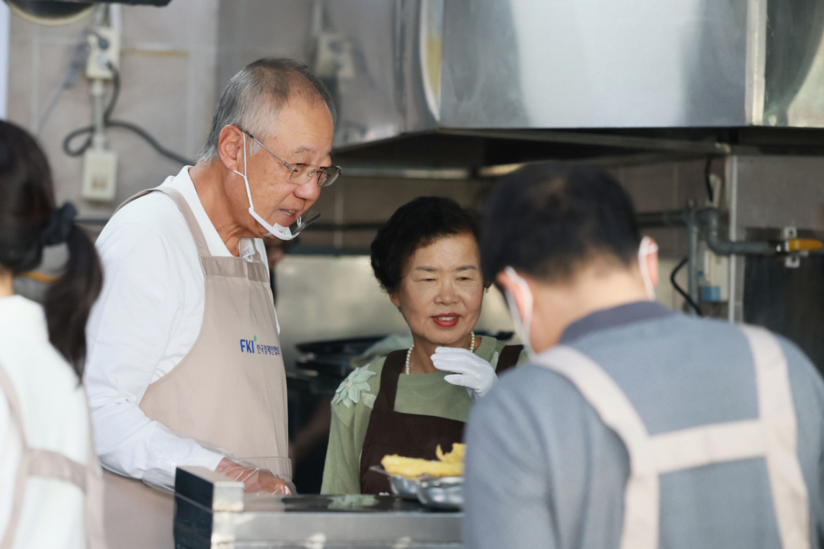 류진 한국경제인협회 회장이 15일 서울 영등포구에 있는 무료급식소 '토마스의 집'을 찾아 배식 봉사활동을 하고 있다. /사진 제공=한국경제인협회