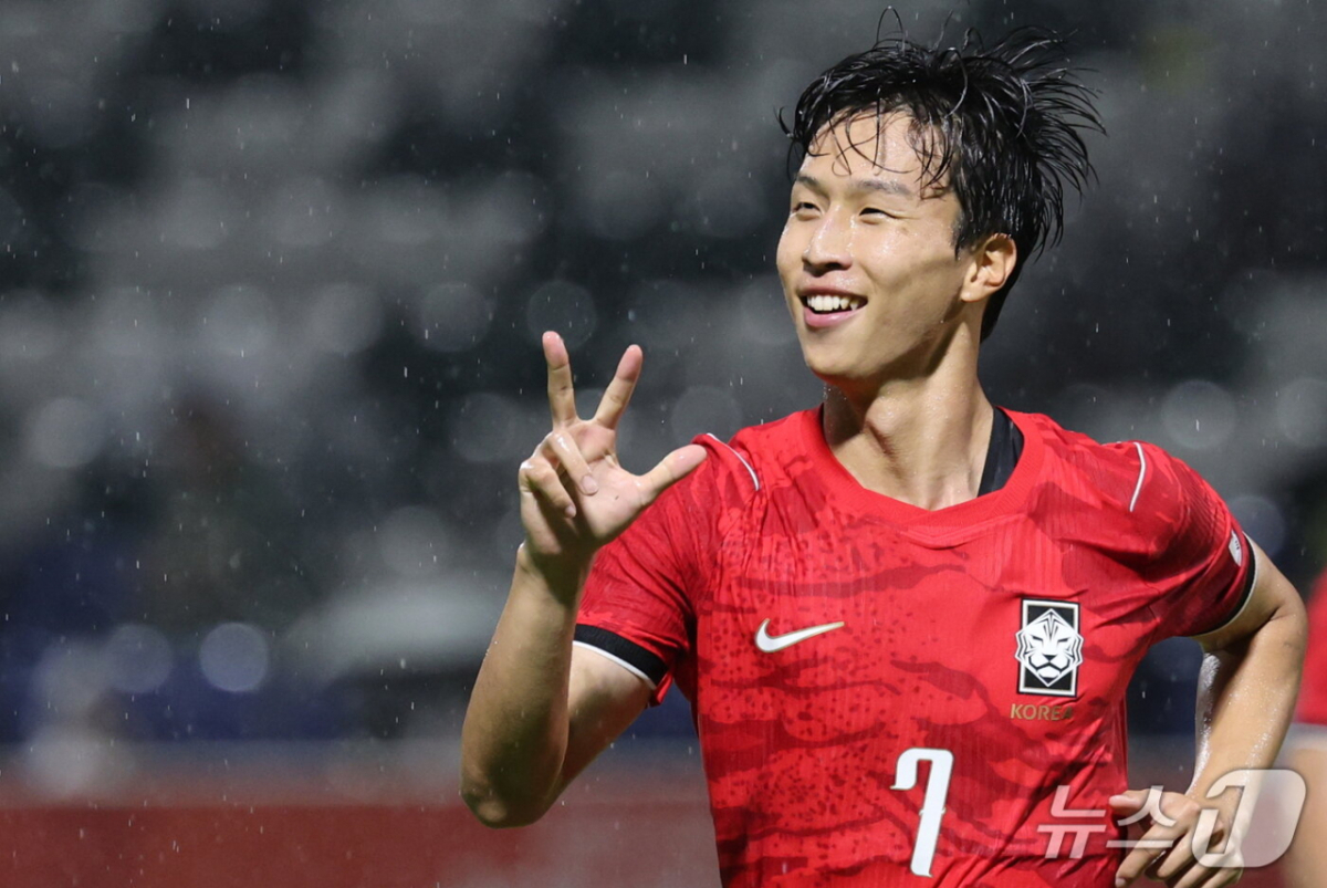 엄지성이 15일 오후 7시 30분 일본 나고야 미즈호 럭비 경기장에서 열린 2026 아이치·나고야 아시안게임 남자 축구 조별리그 D조 1차전에서 해트트릭 후 손가락 세 개를 펼쳐보이고 있다. /사진=뉴스1