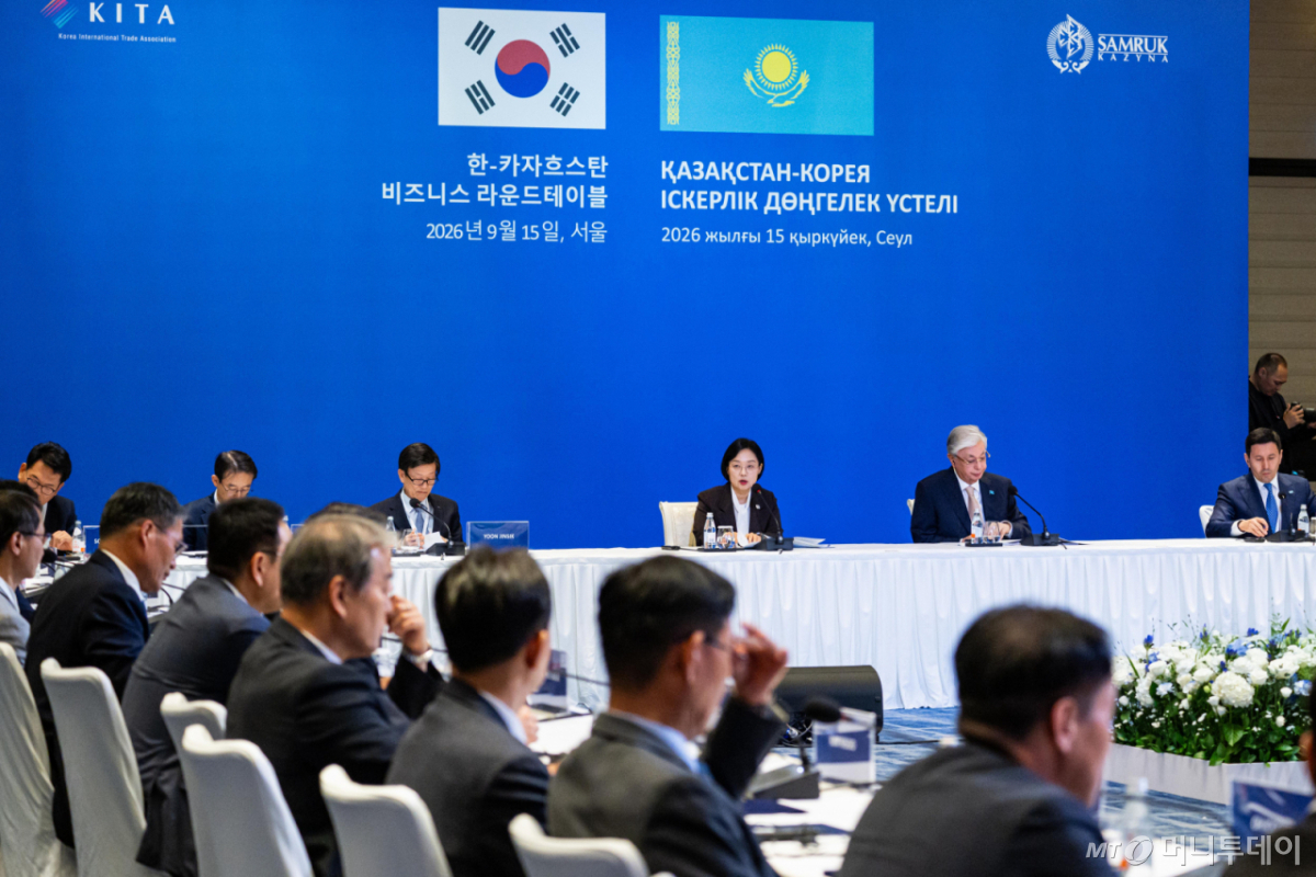 한성숙 국무총리가 15일 서울 종로구 포시즌스호텔에서 열린 한-카자흐스탄 비즈니스 라운드 테이블에서 카심-조마르트 토카예프 카자흐스탄 대통령이 참석한 가운데 축사를 하고 있다. /사진=뉴시스