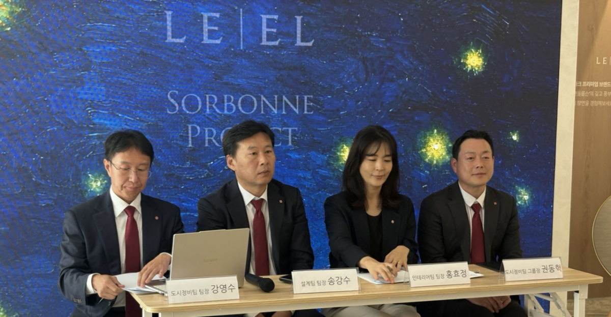 15일 (왼쪽부터)강영수 롯데건설 도시정비팀장, 송강수 설계팀장, 홍효정 인테리어팀장, 권동혁 도시정비팀 그룹장이 르엘 라운지에서 기자들의 질문에 답하고 있다. /사진=김지영 기자 