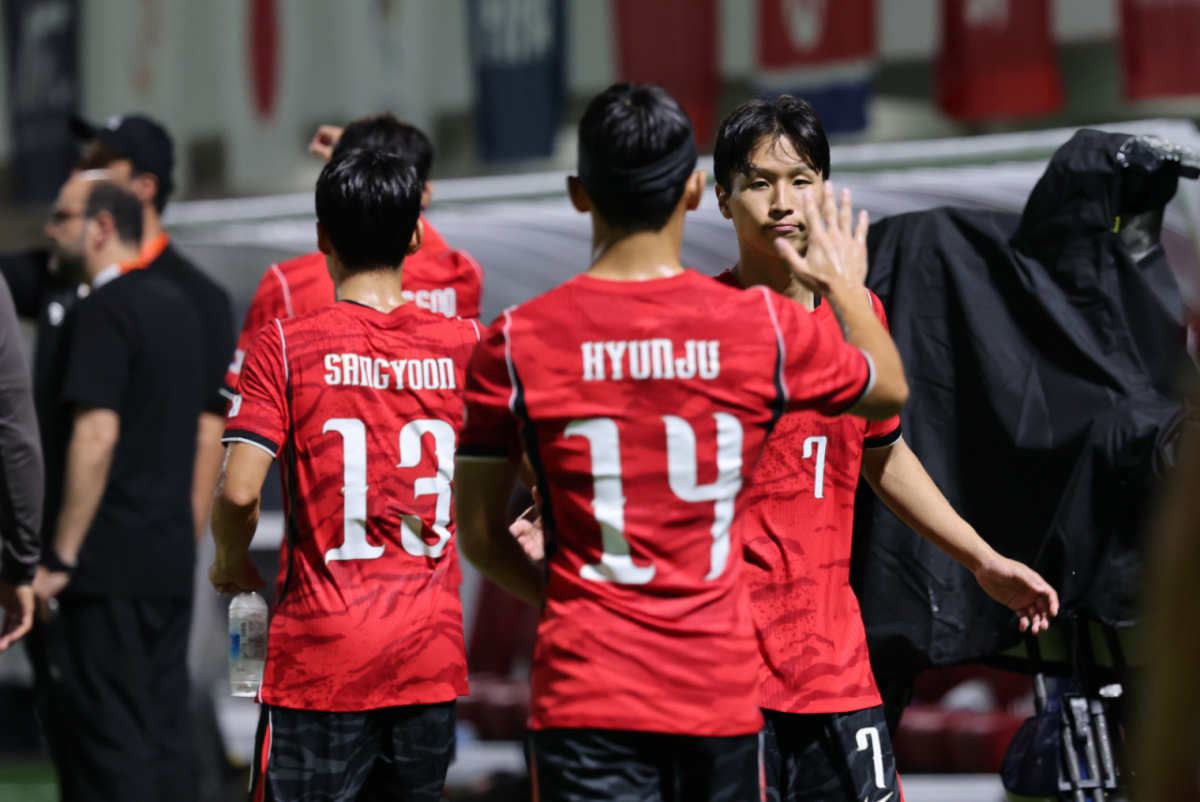 15일 오후 일본 나고야 미즈호 파크 럭비 필드에서 열린 2026 아이치·나고야 아시안게임 남자축구 D조 예선 대한민국과 카타르의 경기에서 4대1로 승리한 엄지성과 이현주 등 선수들이 하이파이브를 하고 있다.  /사진=뉴스1
