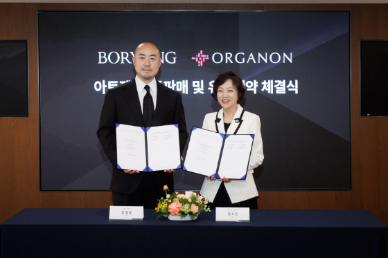 김정균 보령 대표(왼쪽)와 김소은 한국오가논 대표가 '아토젯 공동판매 및 유통계약 체결식' 기념사진을 촬영하고 있다. /사진=보령