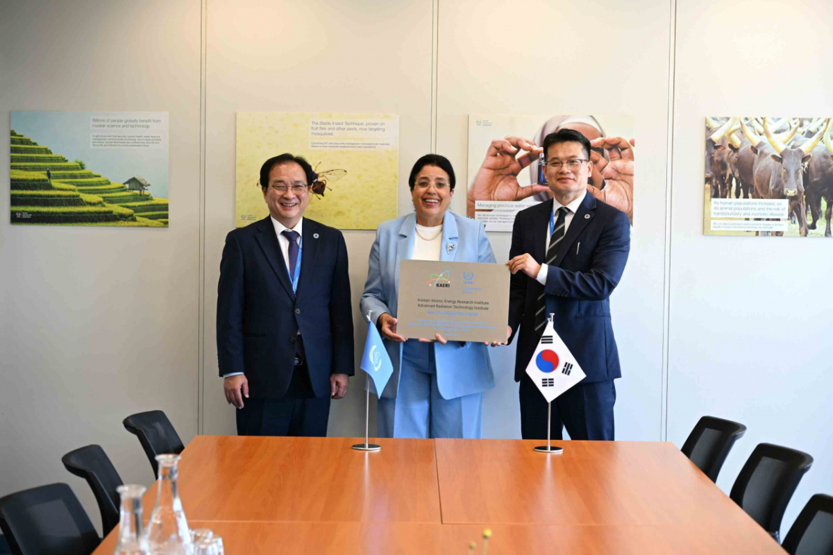 한국원자력연구원 첨단방사선연구소가 IAEA 국제협력센터로 4회 연속 지정됐다. 임인철 원자력연 원장 권한대행, 나잣 목타르 IAEA 사무차장, 정병엽 한국원자력연구원 첨단방사선연구소장 (왼쪽부터) /사진=한국원자력연구원