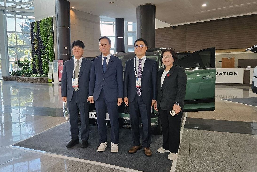 '2026 제주 그린수소 글로벌 포럼 with 분산에너지 포럼'에서 (왼쪽부터)박덕열 기후에너지환경부 수소열산업정책관, 위성곤 제주특별자치도지사, 신승규 현대차그룹 부사장, 조선희 제주특별자치도 기후에너지국장이 기념 촬영을 했다./사진=현대차그룹