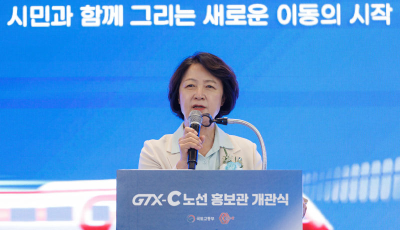 지난 15일 오후 수원역 대합실에서 열린 GTX-C 노선 홍보관 개관식에서 추미애 경기도지사가 축사를 하고 있다./사진제공=경기도