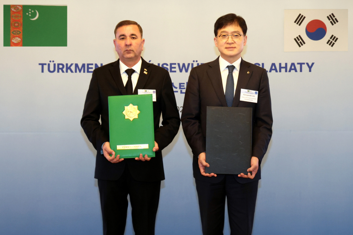 지난 15일 한∙투르크메니스탄 비즈니스 포럼에서 대우건설은 투르크메니스탄 수자원위원회와 ‘카라쿰운하 현대화 사업 협력을 위한 업무협약(MOU)’을 체결했다. 사진 왼쪽 두르디 겐지예프(Durdy Genjiyev) 투르크메니스탄 수자원관리위원회 위원장, 오른쪽 이강석 대우건설 대표/사진제공=대우건설