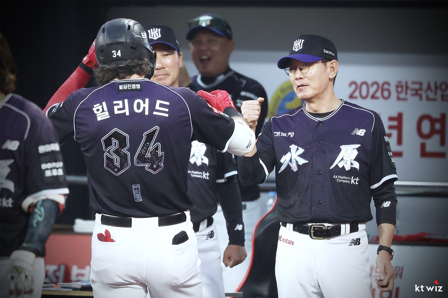 KT 힐리어드(왼쪽)와 이강철 감독.  /사진=KT 위즈