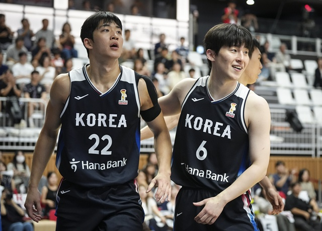여준석과 이정현(오른쪽). /사진=대한민국농구협회 제공