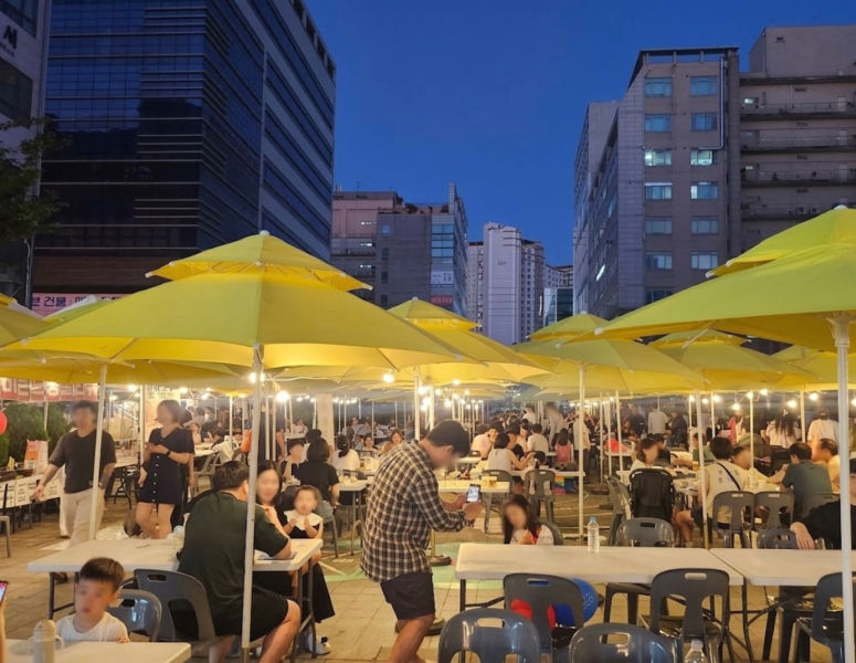 흥덕 다채움 골목형상점가에서 열린 '흥덕 청춘의 거리' 행사./사진제공=용인시
