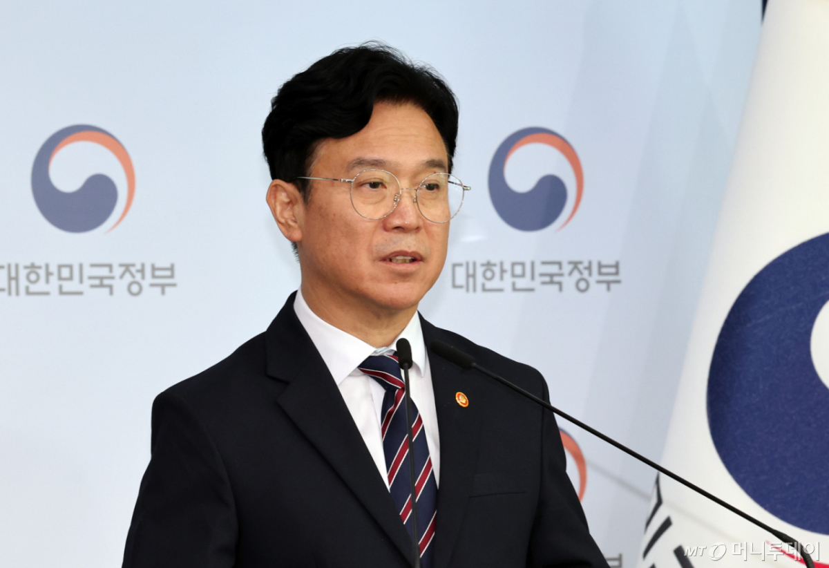 (서울=뉴스1) 이종덕 기자 = 김영훈 고용노동부 장관이 15일 서울 종로구 정부서울청사에서 메가특구 특별법 관련 사회적 대화 제안 브리핑을 하고 있다.  김 장관은 메가특구특별법 노동 특례에 대한 '원포인트 사회적 대화'를 제안했다. 2026.9.15/뉴스1  Copyright © 뉴스1. All rights reserved. 무단 전재 및 재배포,  AI학습 이용 금지. /사진=(서울=뉴스1) 이종덕 기자