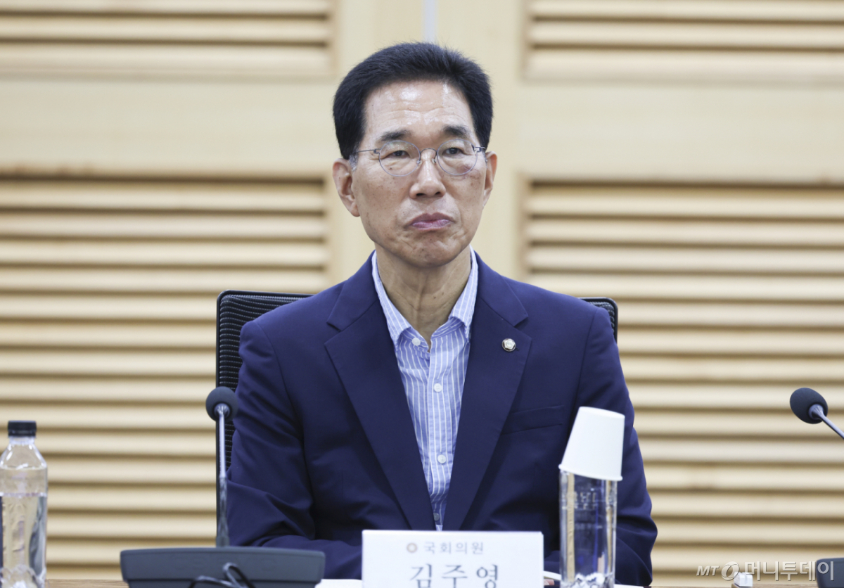 [서울=뉴시스] 김근수 기자 = 김주영 더불어민주당 의원이 7일 오전 서울 여의도 국회 의원회관에서 열린 AI시대, 우리나라의 바람직한 전력산업 구조개편 방향모색을 주제로 열린 토론회에 참석해 있다. 2026.08.07. ks@newsis.com /사진=김근수