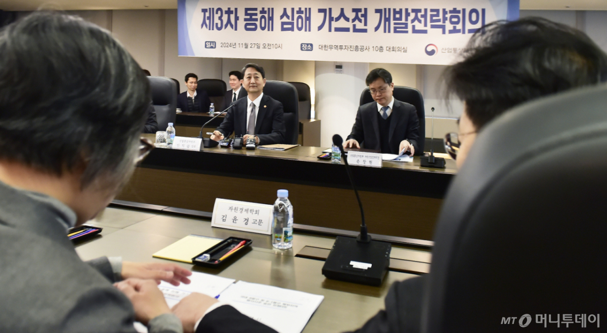 안덕근 산업통상자원부 장관이 27일 서울 서초구 염곡동 대한무역투자진흥공사(이하 KOTRA)에서 진행된 제3차 동해 심해 가스전 개발 전략회의에 참석, 발언하고 있다. /사진=임한별(머니S)