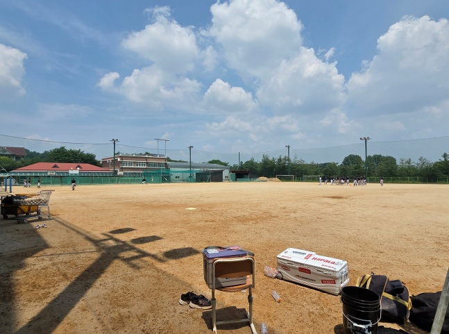 광주진흥고 선수들이 오후 3시 무렵 훈련을 위해 학교 운동장에서 몸을 풀고 있다. /사진=김동윤 기자