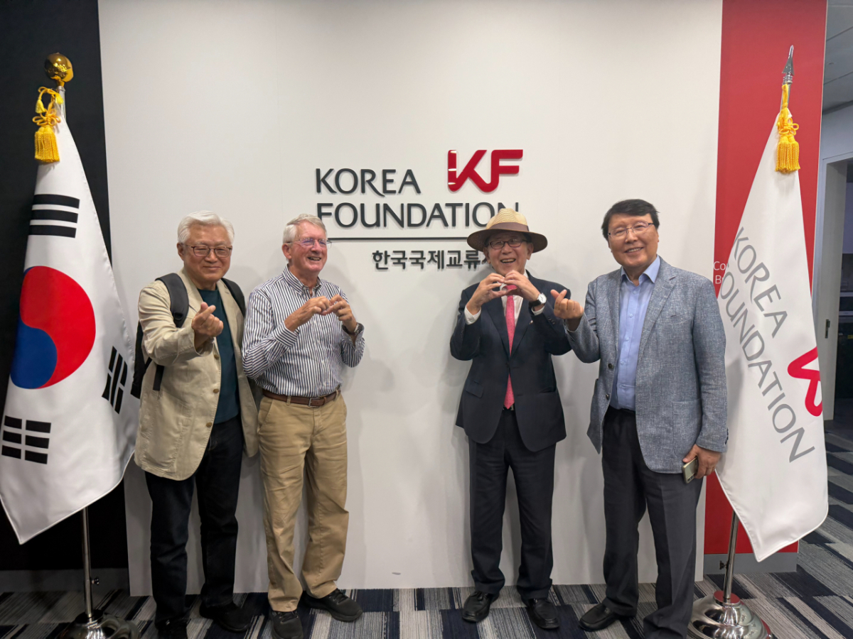 에드워드 존 슐츠 하와이대 명예교수(왼쪽 두번째)가 지난 15일 서울 중구 한국국제교류재단(KF) 글로벌센터에서 1966년 부산 경남고 영어교사 부임 당시 만났던 제자들과 만나 기념사진을 찍고 있다. 왼쪽부터 배기주 전 한국철도차량엔지니어링(ROTECO) 대표이사, 허범도 전 중소기업진흥공단 이사장, 김영철 전 두산에너빌리티 중동·북아프리카 지역 본부장. /사진제공=KF